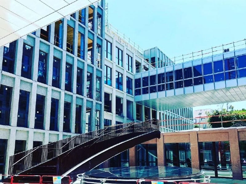 Image d'un bâtiment moderne avec une passerelle vitrée