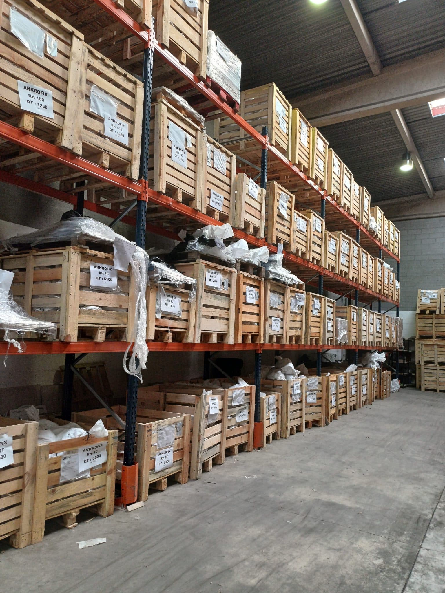 Image de présentation d'un entrepôt dans lequel sont stockées des caisses en bois.