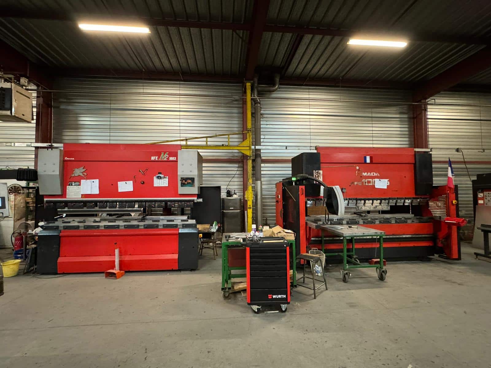 Image de présentation d'un atelier industriel spacieux avec diverses machines en action