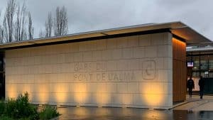 Image d'arrière plan de la façade d'une gare
