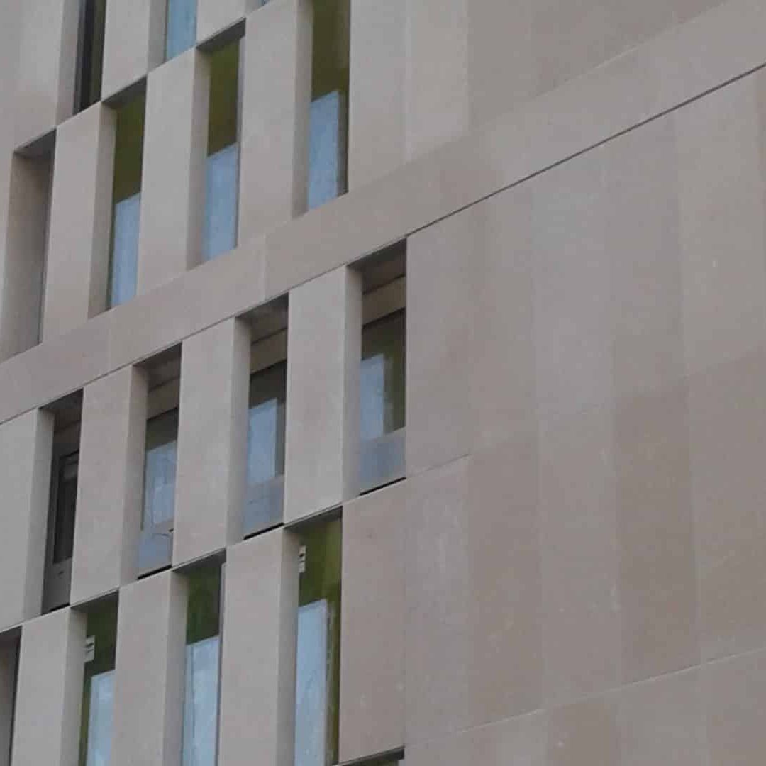 Image d'arrière plan de la façade d'un immeuble